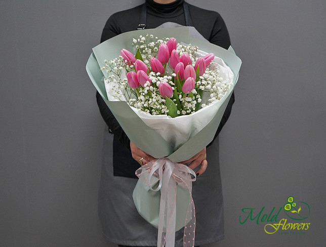 Букет с розовыми тюльпанами и гипсофилой Фото